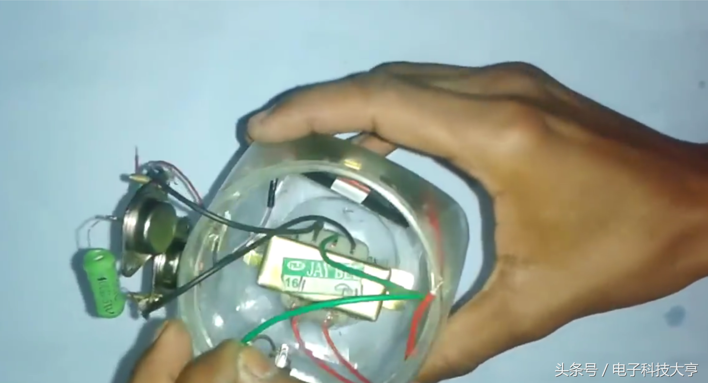 教你做个12V转220V的逆变器，电路简单使用元件最少。