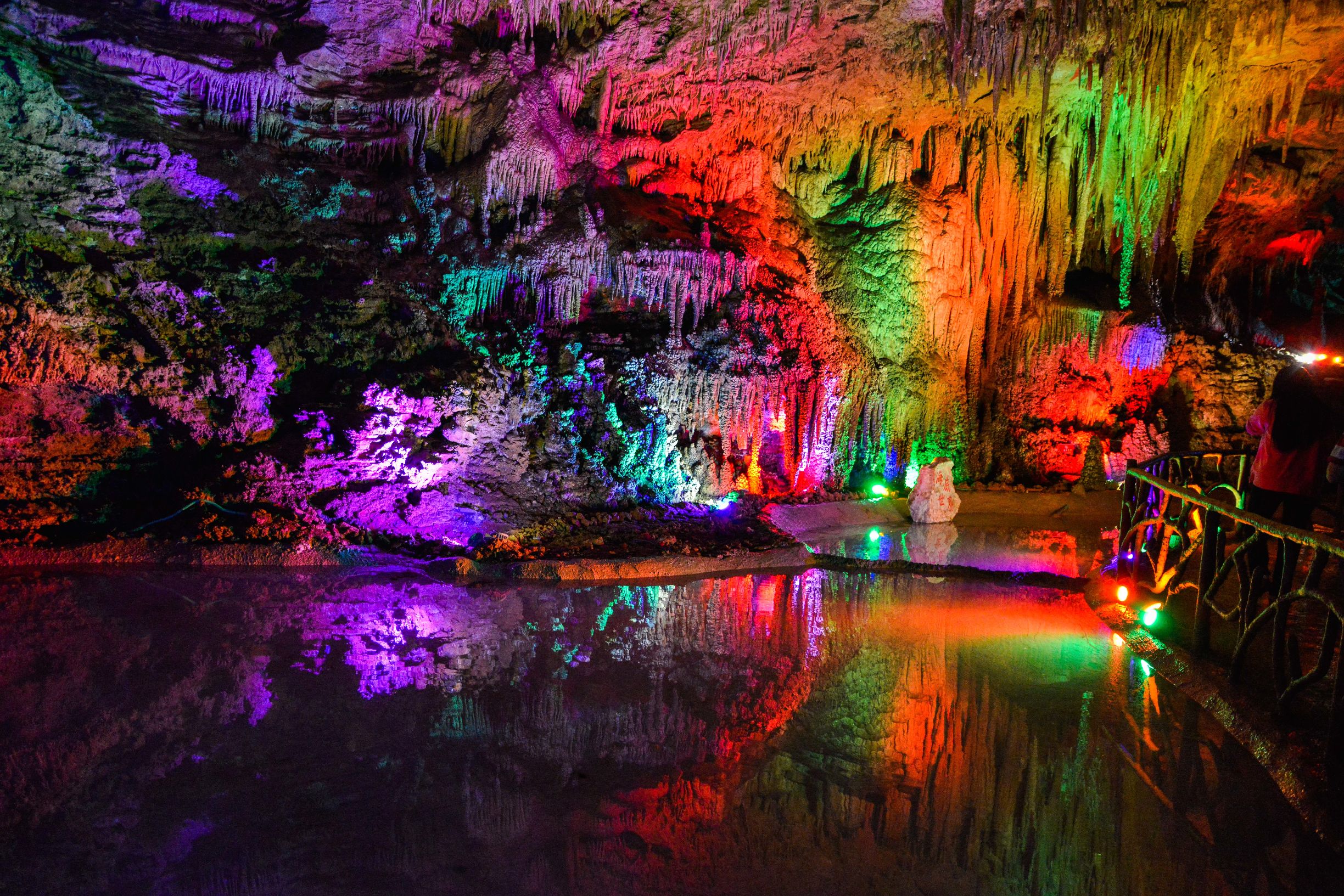 玉龙洞地处湖北省利川市团堡镇樱桃井村,位于千口坡的半山腰上,洞口高