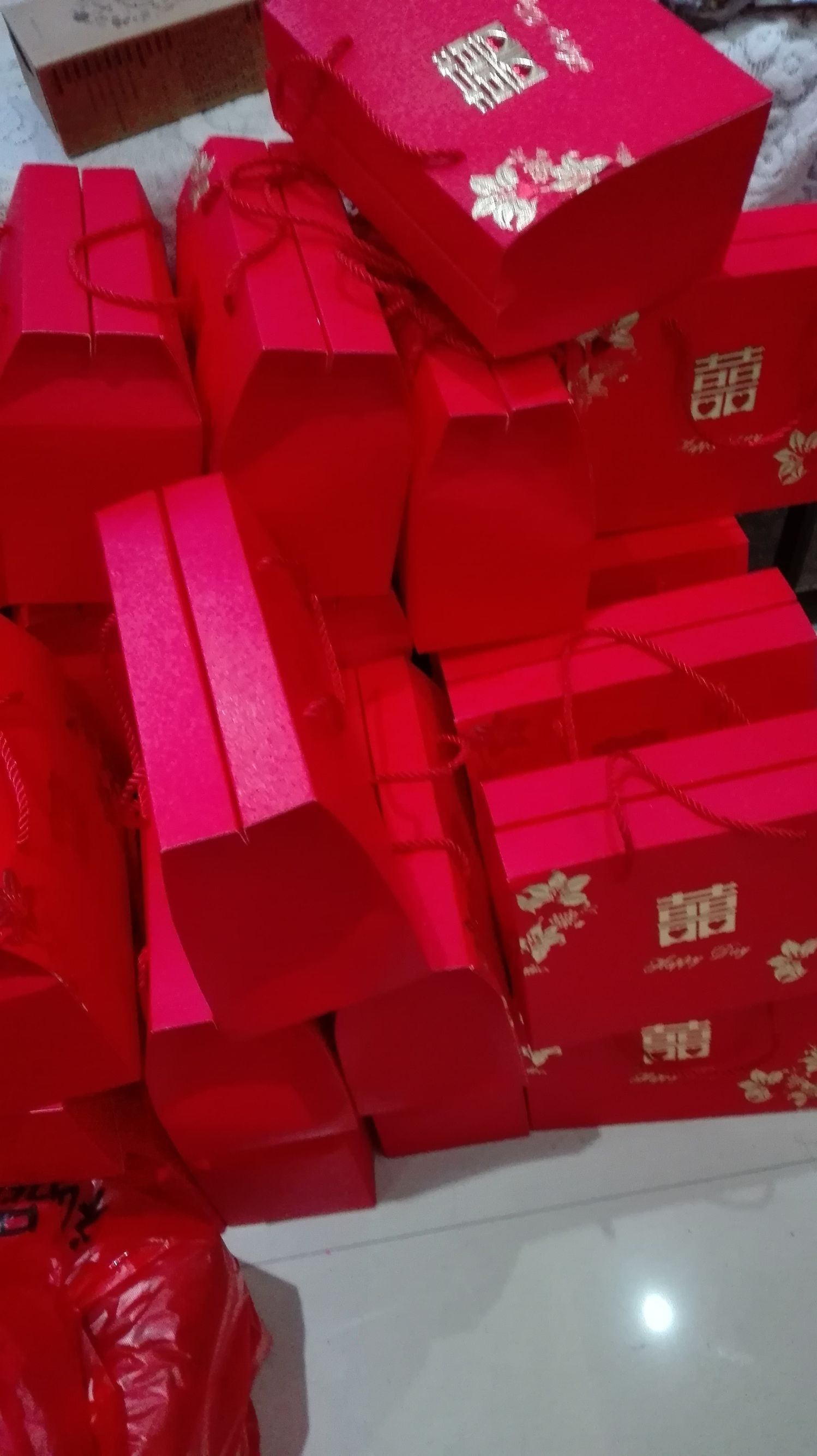 订婚拿什么礼品合适（订婚聘礼八件礼品）