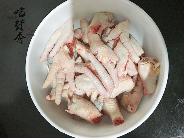 超级好吃的允指鸡爪做法，让你一吃就停不下来的美味鸡爪制作方法