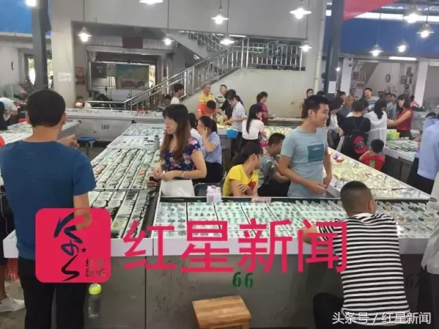 玉城的愤怒：摔断30万玉镯晕倒的女游客关手机玩消失被拍到乘游船逛木店