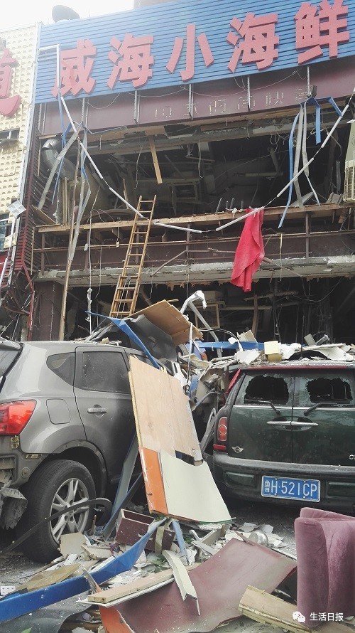 生活早报‖拖拉机轮胎充气时爆胎，1死1伤