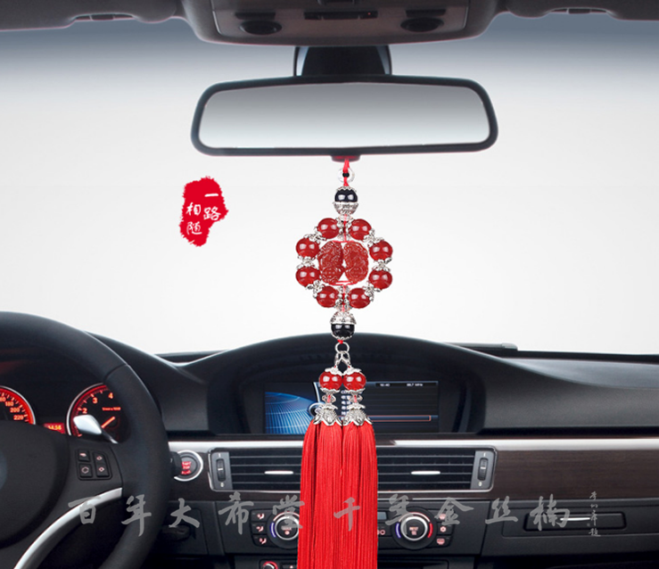 挂什么汽车挂件代表什么样的祝福和审美，你的车上挂对了吗？