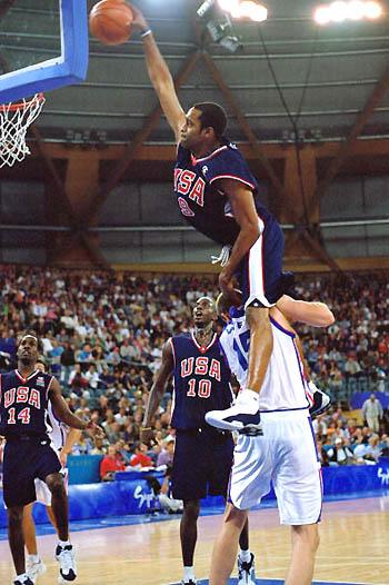 nba中哪些最欺负人的操作(史上8大最具侮辱性扣篮，詹皇空接扣翻特里，最后1位把人扣退役！)