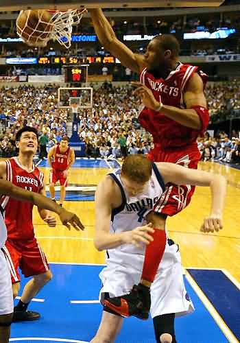 nba中哪些最欺负人的操作(史上8大最具侮辱性扣篮，詹皇空接扣翻特里，最后1位把人扣退役！)