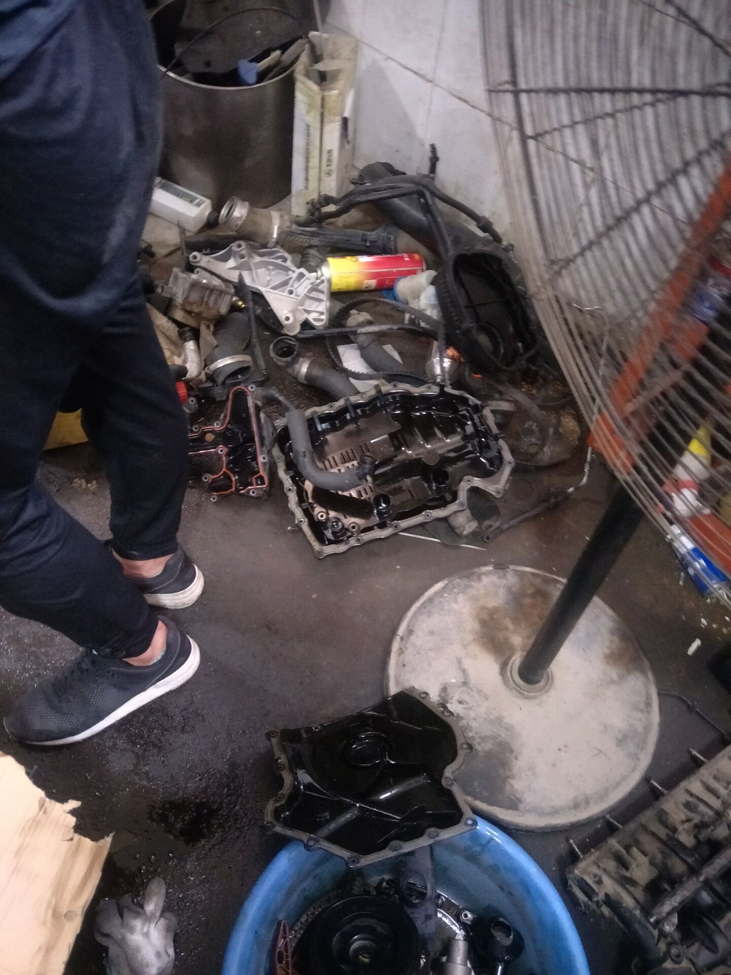 奥迪A6发动机机油灯报警，女司机不懂导致正时链条错齿，大修发动机