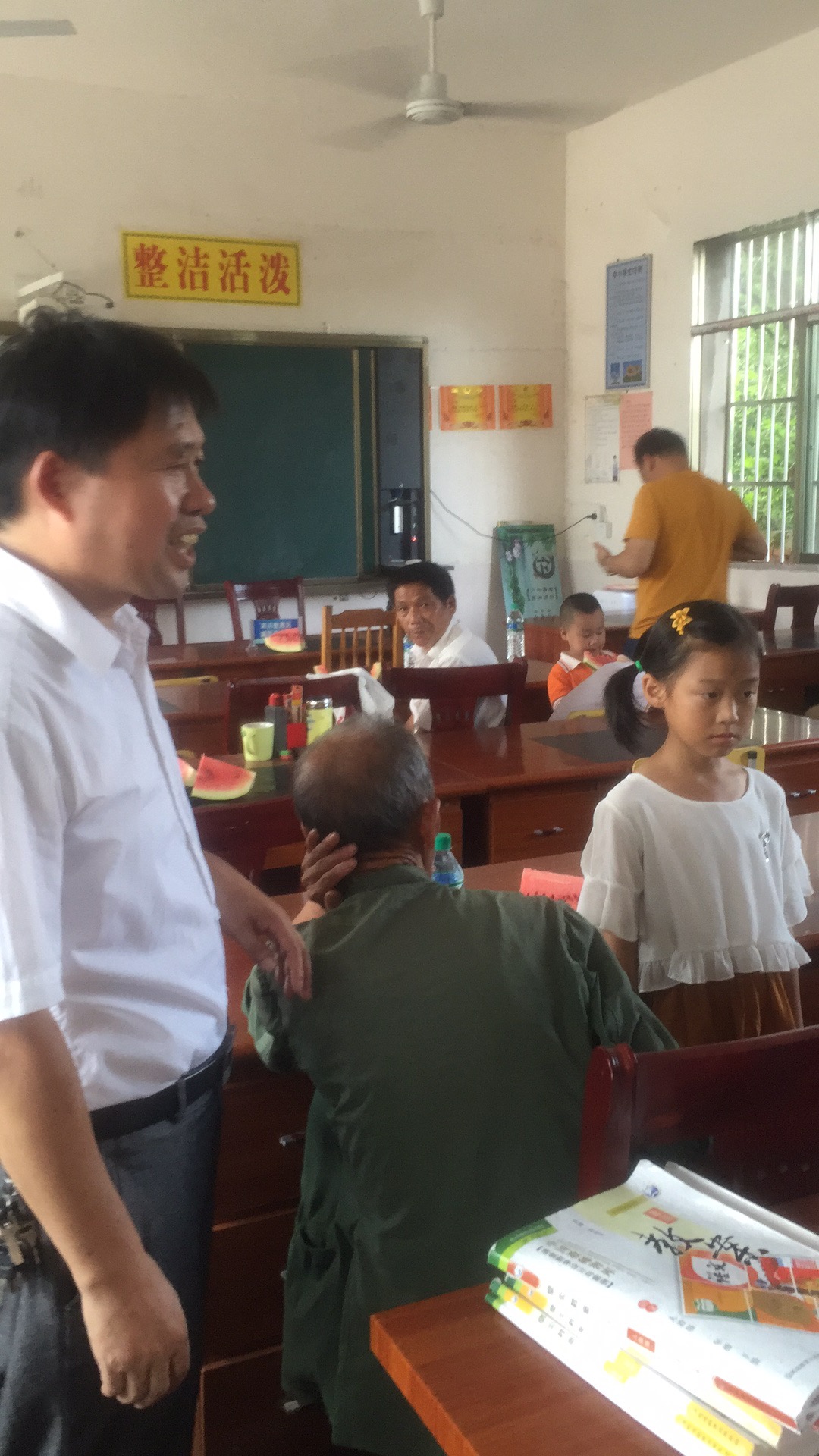“大爱无疆善行天下”公益社团回访东乡杨桥小学