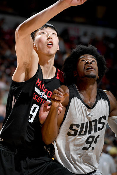 为什么nba球员有牙缝(莫雷牙缝里省出千万却给周琦埋雷？2暴力怪咖或抢饭碗)