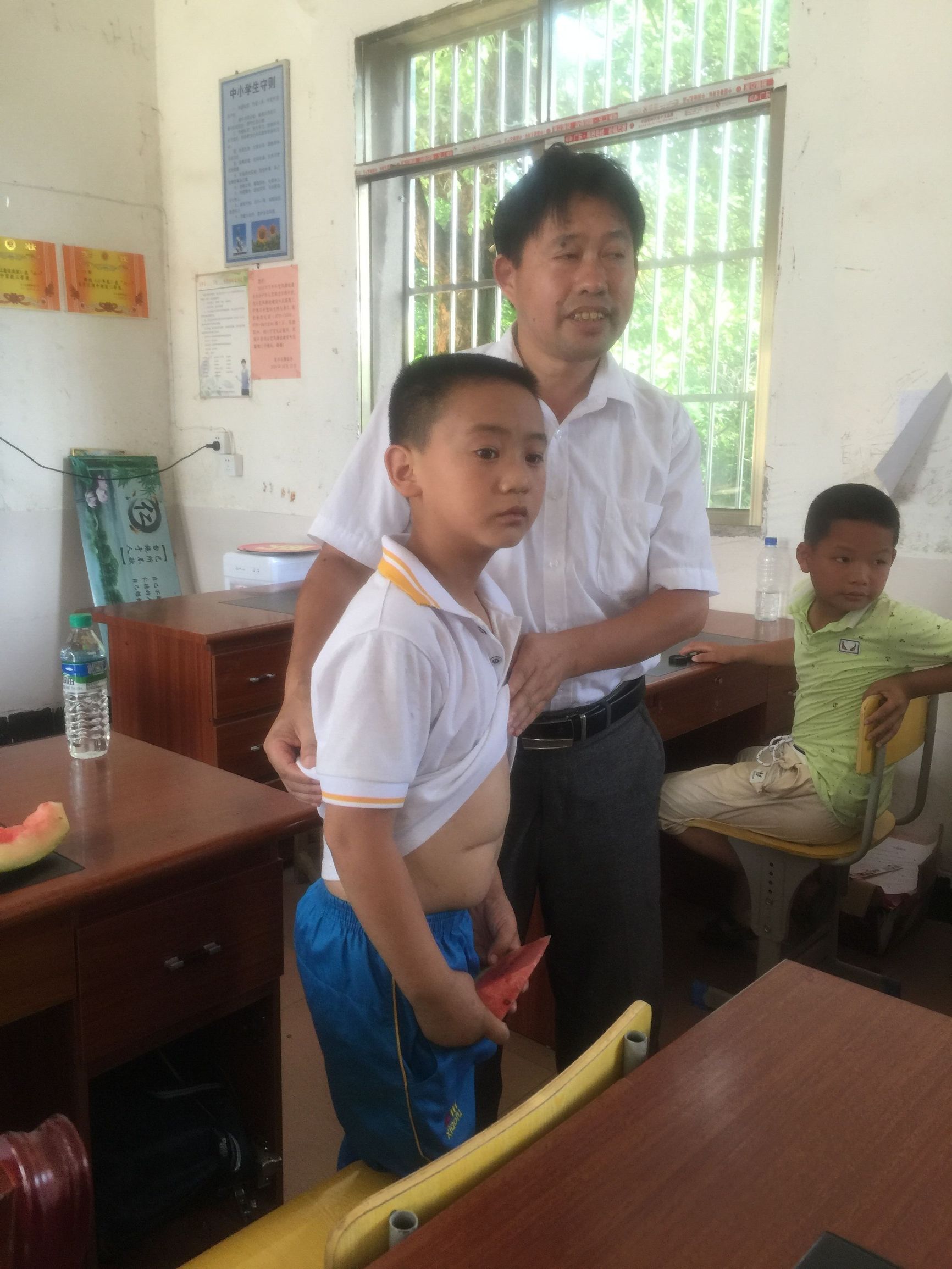 “大爱无疆善行天下”公益社团回访东乡杨桥小学