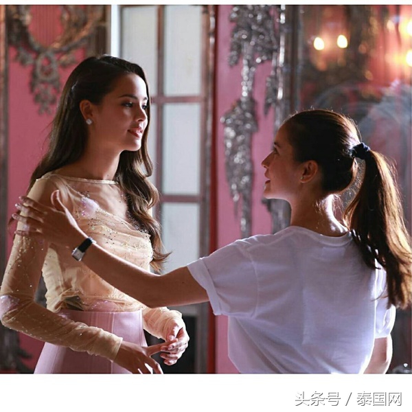 泰国思蕊梵娜瓦瑞姬赐礼服为YaYa拍摄了《公主罗曼史》。