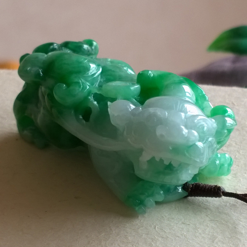 翡翠貔貅还有这种讲究:歪头貔貅招横财,正身貔貅守正财?