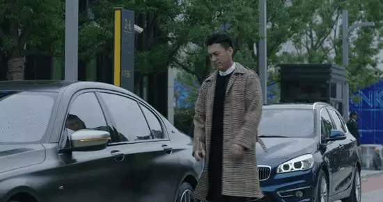 《我的前半生》靳东衣品爆表，霸气演绎行走的穿搭教科书！