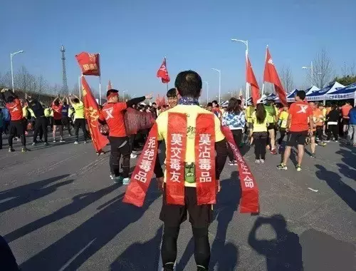 那些跑步励志的“鸡血”标语