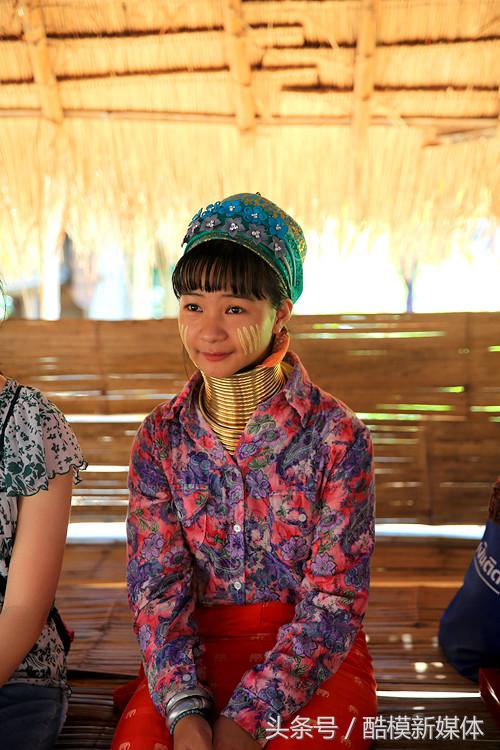探秘泰国北部令人震撼的《长颈族》，很多人都说，长颈族脖子上的项圈就像旧中国女人裹小脚一样