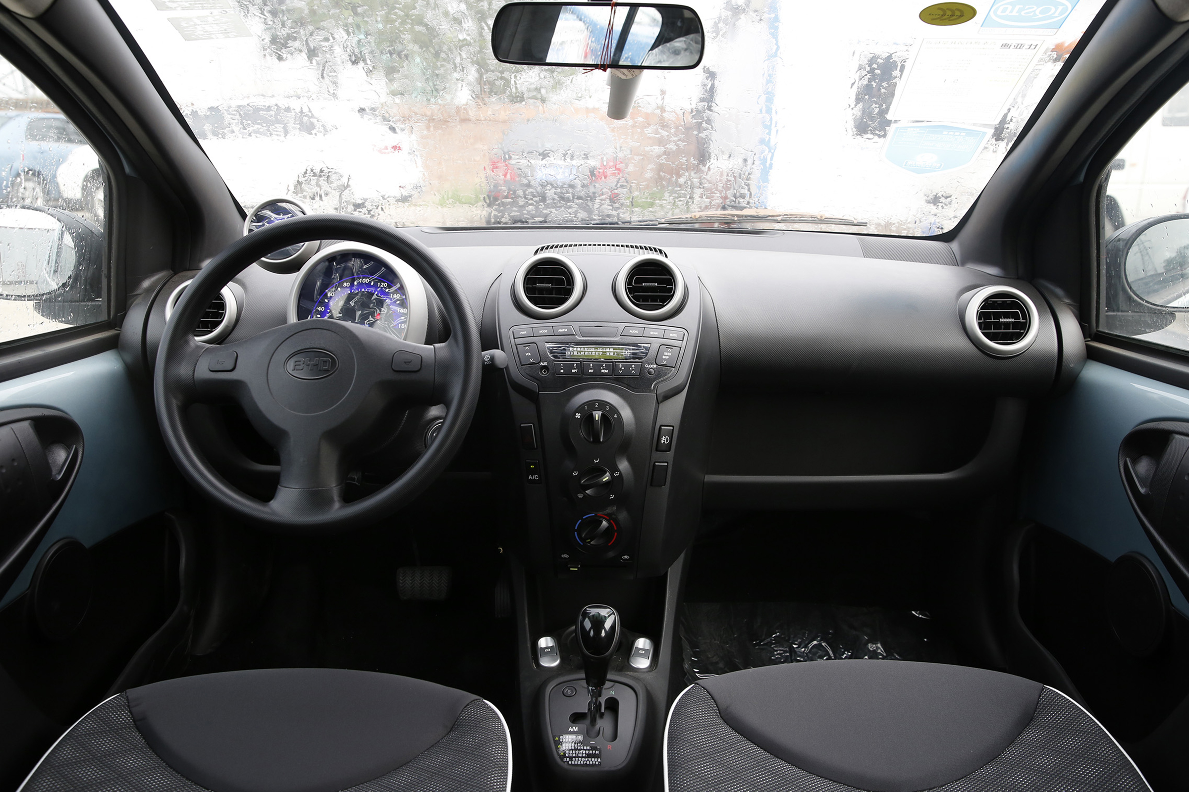 内饰在大灯方面,比亚迪f0采用了卤素大灯.