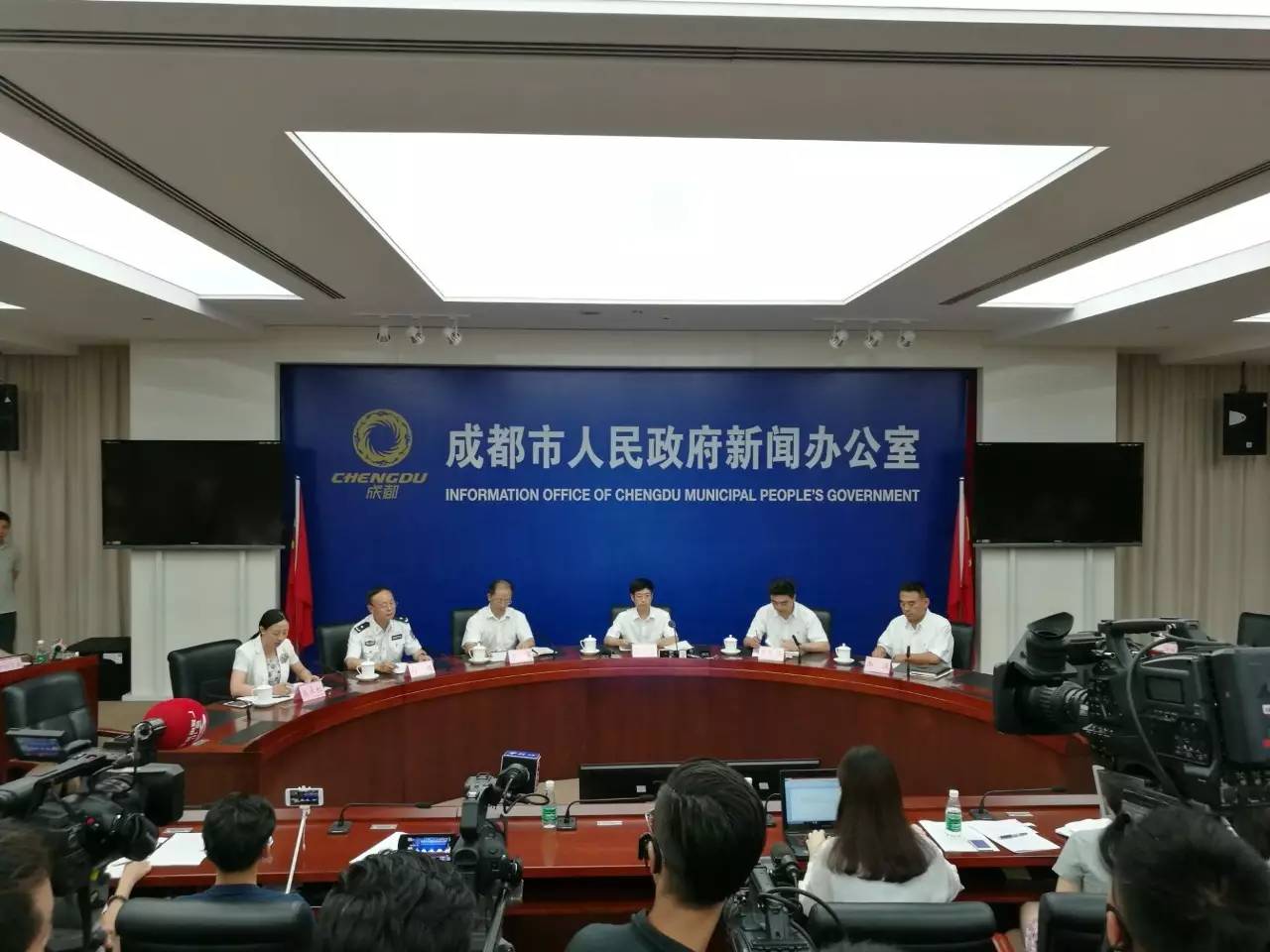 今天起，本科以上学历可落户成都了！你最关心的成都户籍细则都在这里！