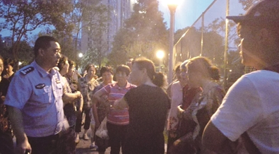 “厉害了”广场舞大妈们！南京又一篮球场被霸占 民警拄拐调节