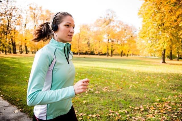 晨跑和夜跑哪个更健康？