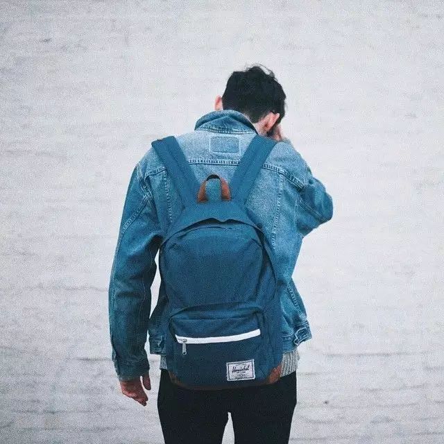 長(zhǎng)得帥的男人都人手一個(gè)的帆布雙肩包，你真的不考慮入一個(gè)？