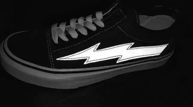 鞋上有闪电标志的是什么牌子?