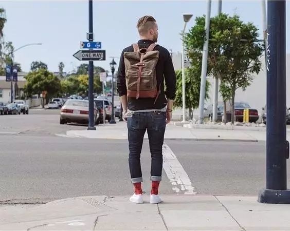 長(zhǎng)得帥的男人都人手一個(gè)的帆布雙肩包，你真的不考慮入一個(gè)？