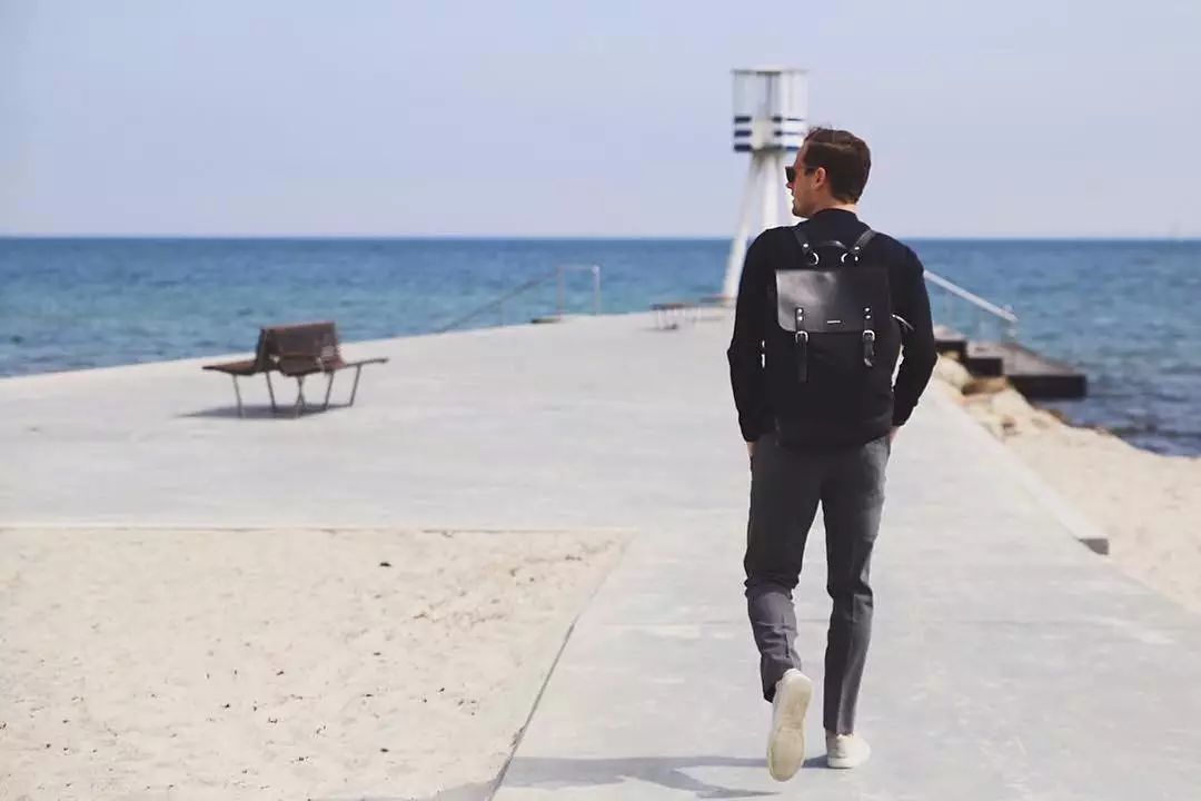 長(zhǎng)得帥的男人都人手一個(gè)的帆布雙肩包，你真的不考慮入一個(gè)？