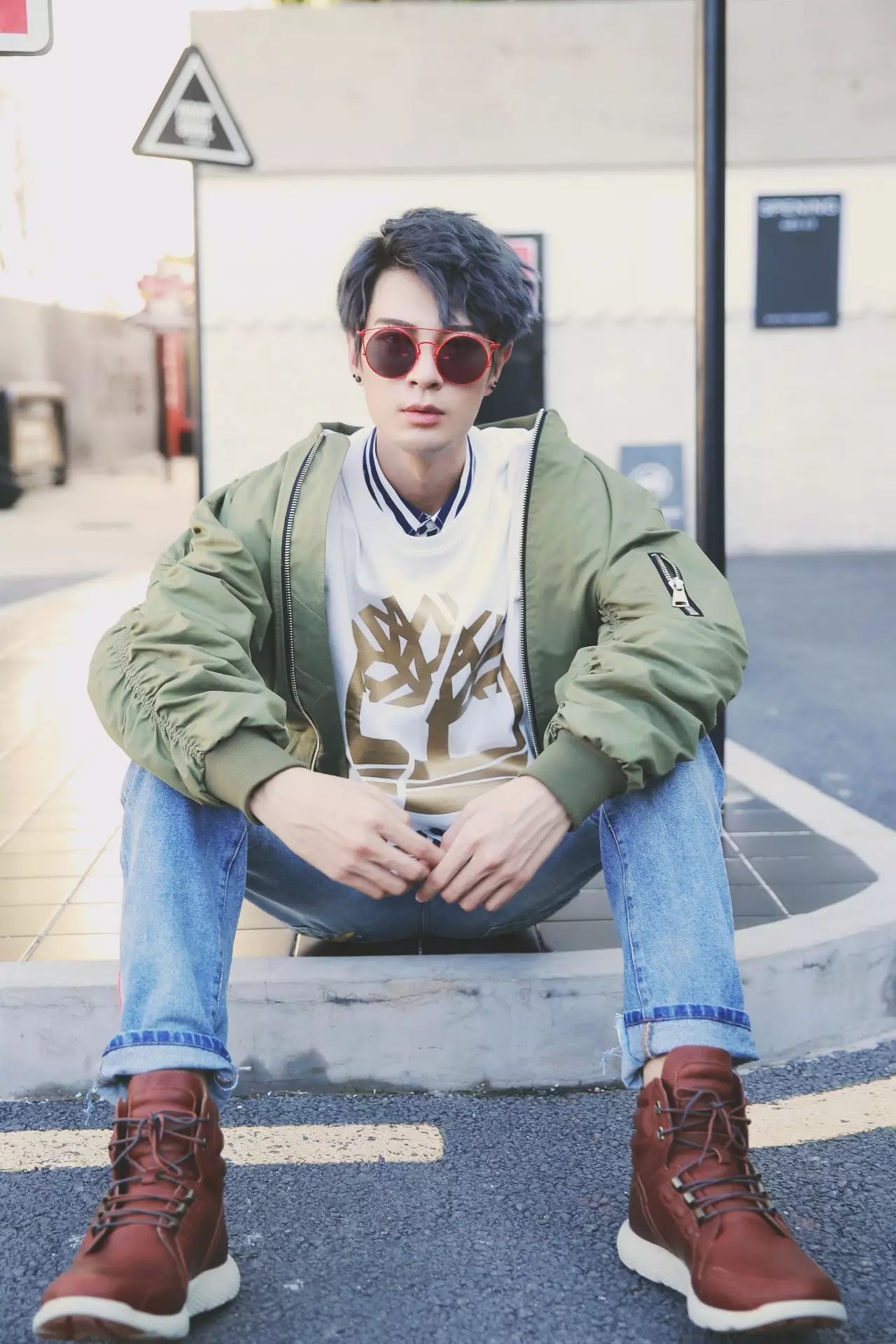 潮流博主--denny寒穿着纯色牛仔,ma-1外套搭配棕色flyroam,一股美式