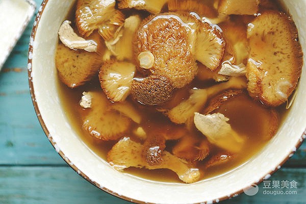 猴头菇煲汤怎么做(香浓猴头菇煲汤的烹饪心法)
