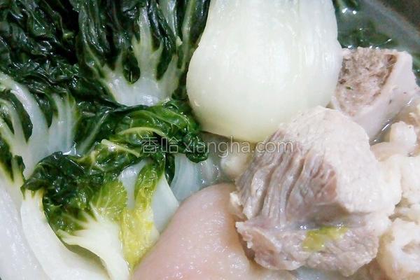 白菜骨头汤的做法大全(鲜香白菜骨，家常汤水珍馐)
