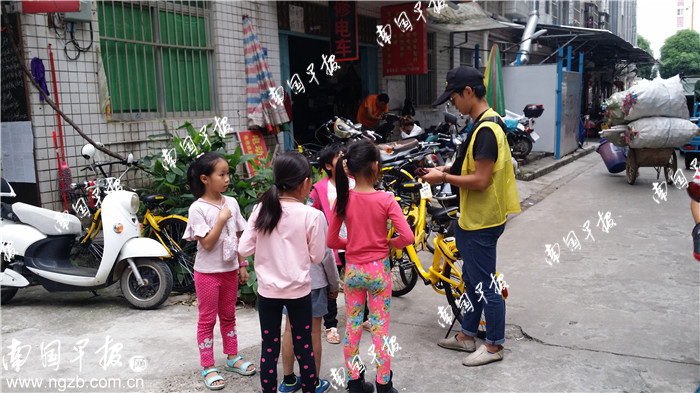 南宁这个新生职业的日常：天天给车做“体检”，每天要摆四五百辆