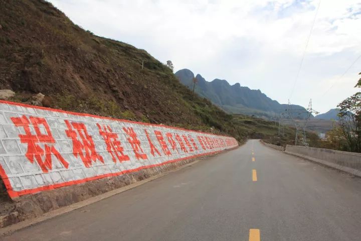 莲峰镇路旁标语扮靓金秋，文明新风更添美景~