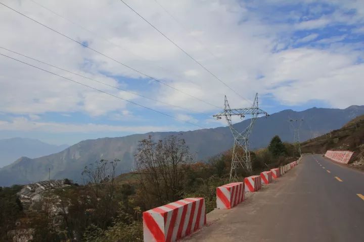 莲峰镇路旁标语扮靓金秋，文明新风更添美景~