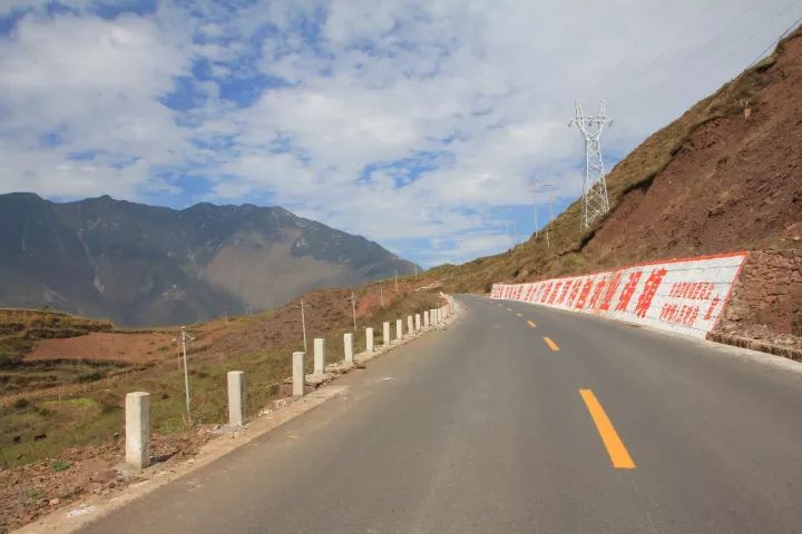 莲峰镇路旁标语扮靓金秋，文明新风更添美景~