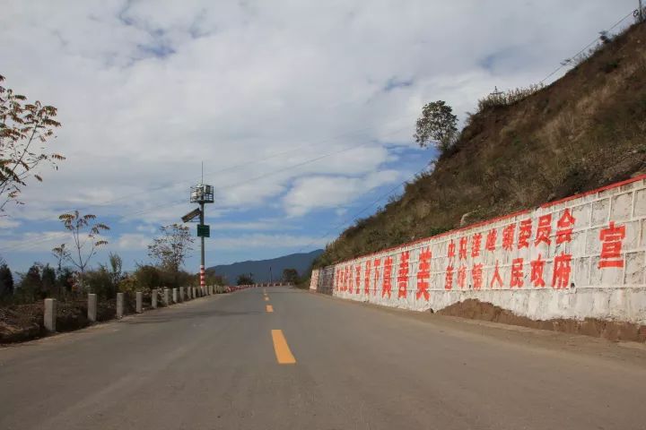 莲峰镇路旁标语扮靓金秋，文明新风更添美景~