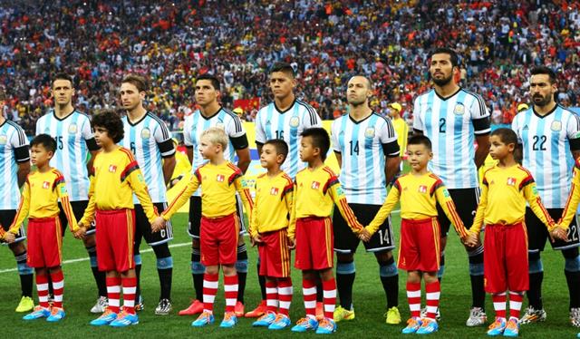 为什么带球童上世界杯(为什么足球比赛,球员都要带牵着一个小孩入场?