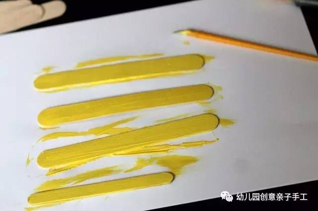 幼儿园废物利用：冰棍棒制作手工小相框，小汽车大头贴款，和孩子一起搞怪