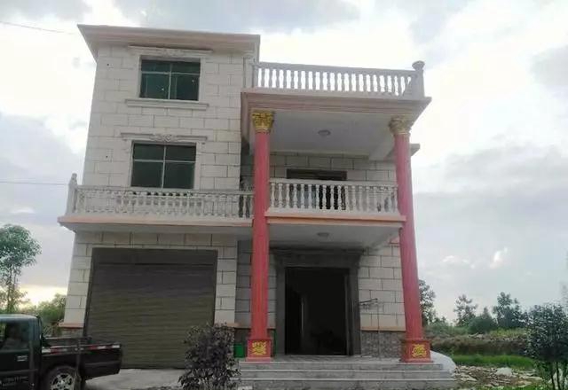 这对夫妇回老家自己建房，才花48万，大家都说好丑，你觉得呢？