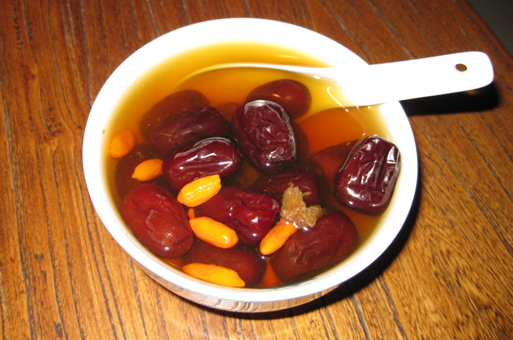 柠檬可以和枸杞红枣一起泡水喝吗 -生活知识库-动动脑