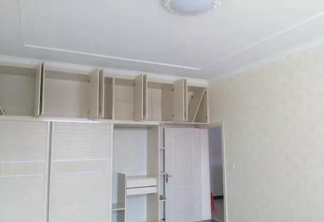 这对夫妇回老家自己建房，才花48万，大家都说好丑，你觉得呢？