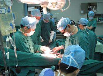 心脏搭桥手术比支架手术危险性更大、创伤更大？
