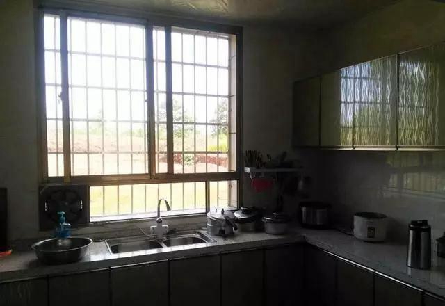 这对夫妇回老家自己建房，才花48万，大家都说好丑，你觉得呢？