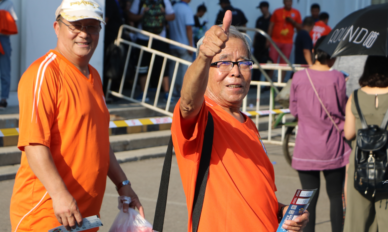 场面震撼，近两千鲁能球迷在工体助威泰山队，霸气标语抢镜