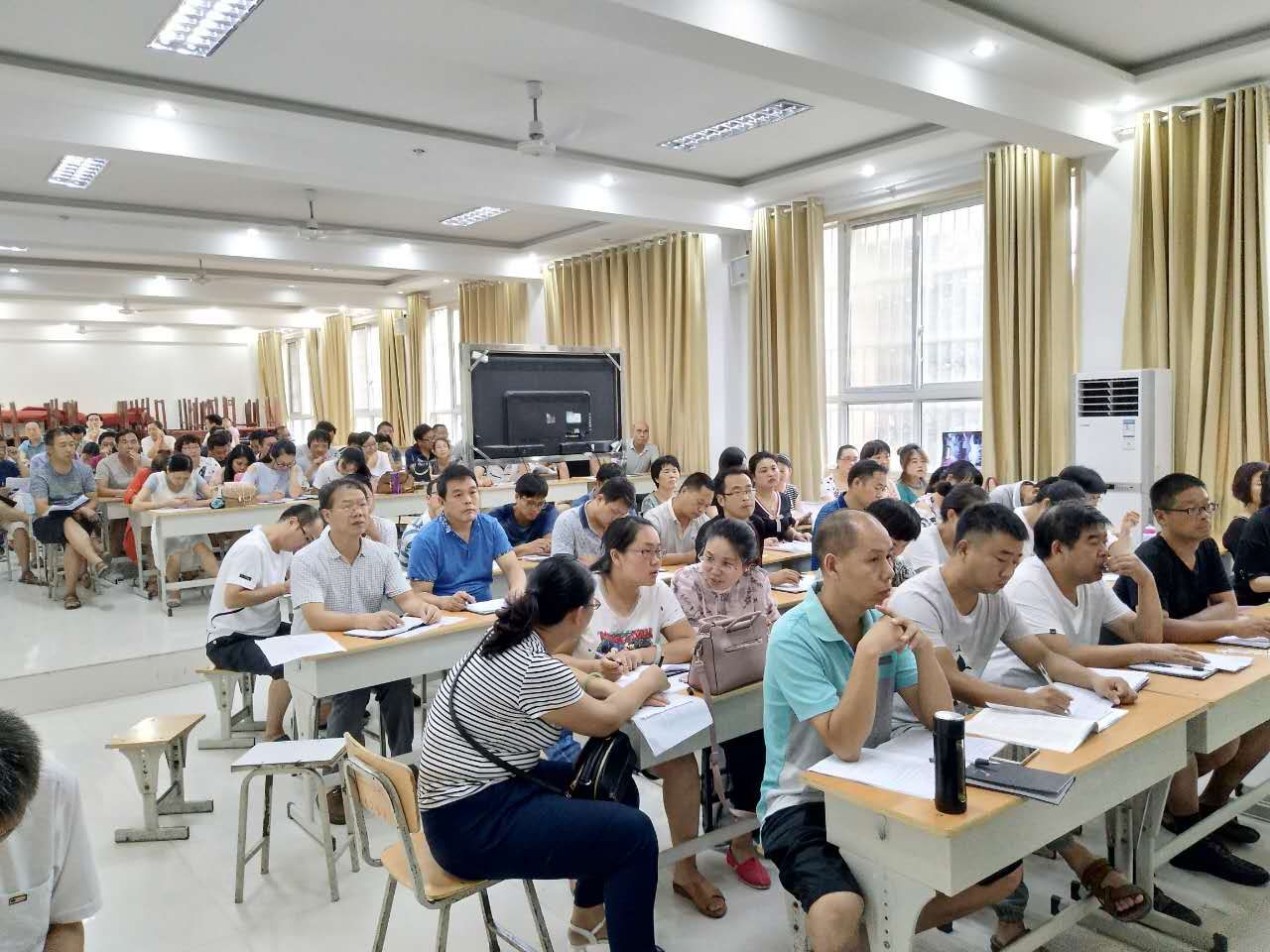 充电学习、深入课改—鲁山二高在炎热酷暑中迎来‘学前周’