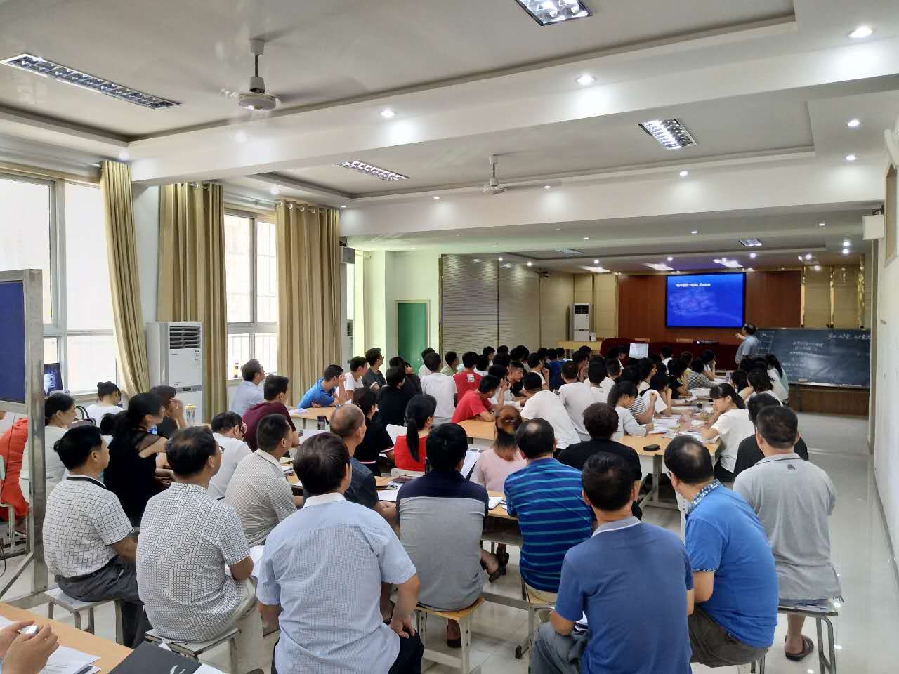 充电学习、深入课改—鲁山二高在炎热酷暑中迎来‘学前周’