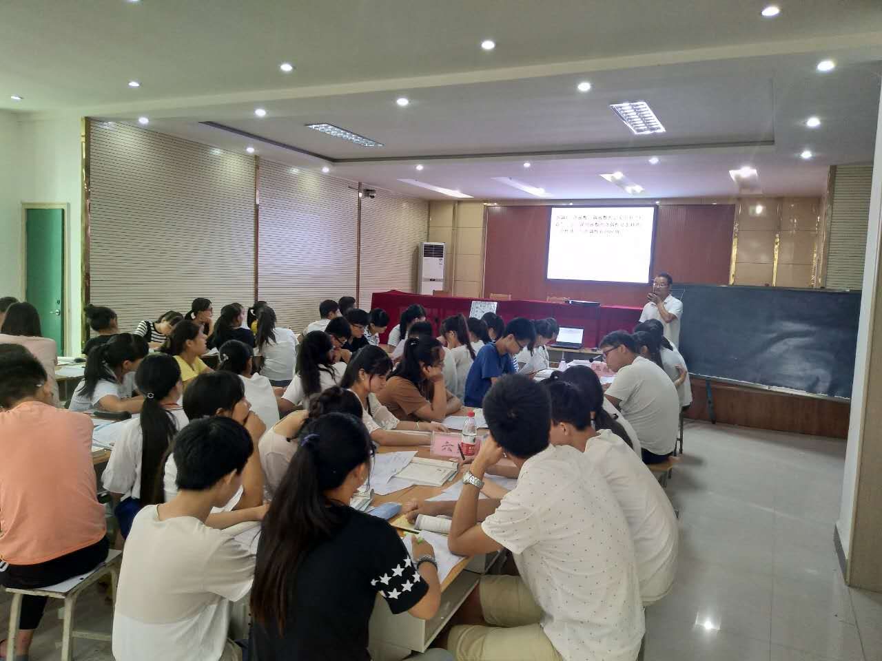 充电学习、深入课改—鲁山二高在炎热酷暑中迎来‘学前周’