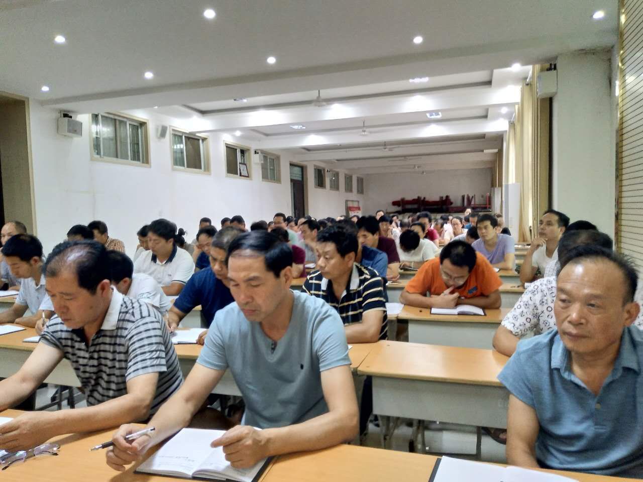 充电学习、深入课改—鲁山二高在炎热酷暑中迎来‘学前周’