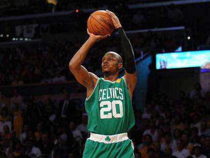 雷阿伦是nba历史上最伟大的三分球投手,他的投篮动作一气呵成,如同