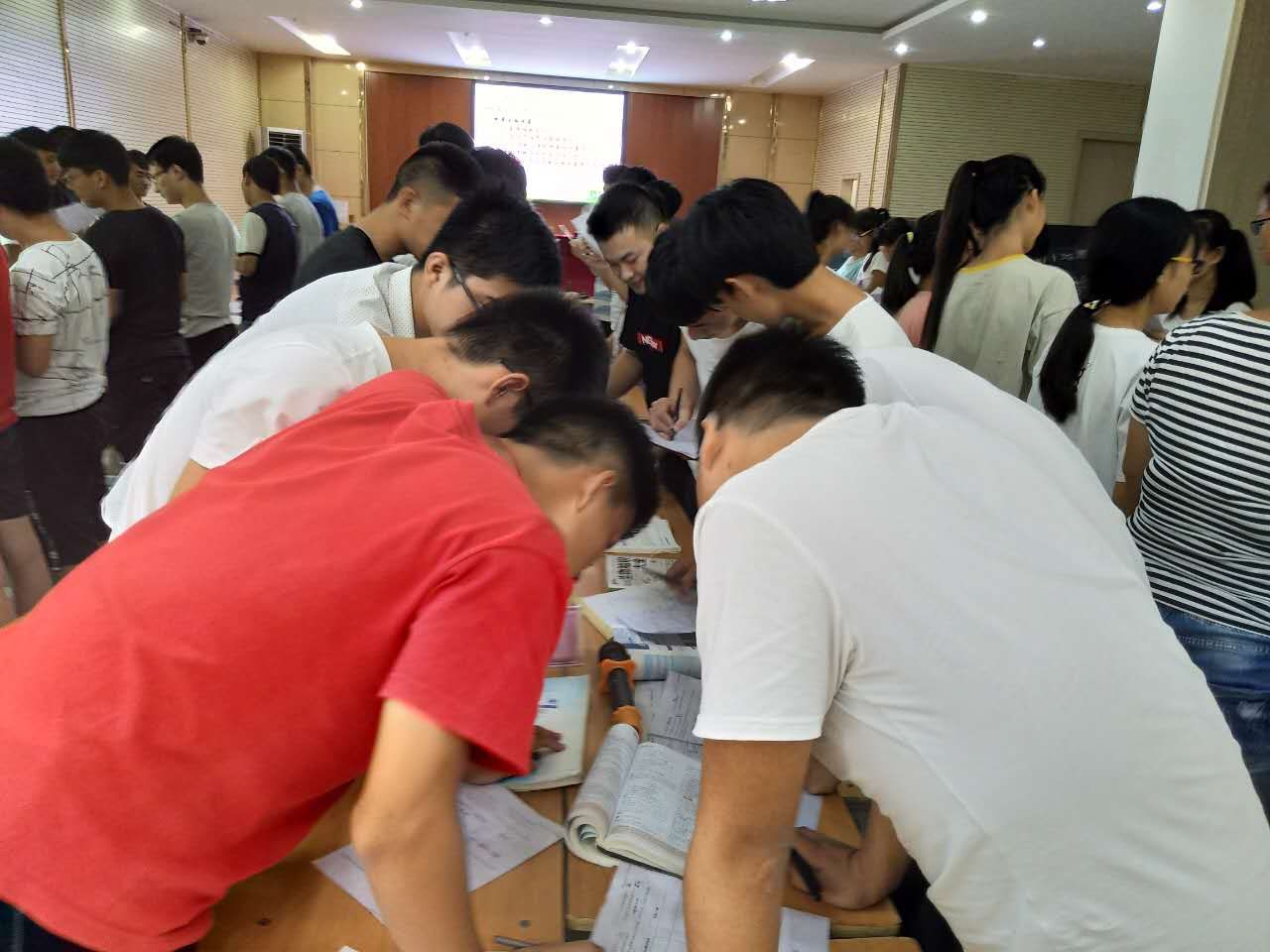 充电学习、深入课改—鲁山二高在炎热酷暑中迎来‘学前周’