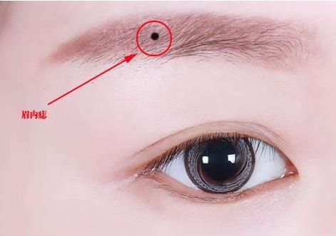 眉毛中间心里有痣代表什么 女人左边眉毛眉头眉尾里有痣代表什么_达一
