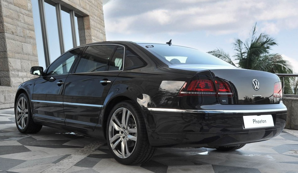 大众辉腾尾货甩卖 标配空气悬架和电吸门 售价比辉昂便宜4万